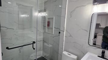 石鹸、トイレットペーパー