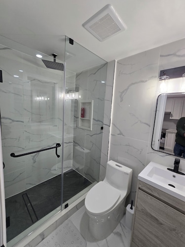 Walk to the Falls! 2BR Modern Home Base + Free Parking & Laundry