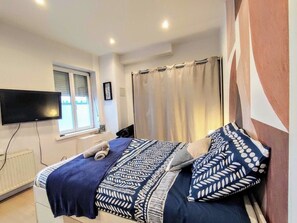 1 bedroom, iron/ironing board, WiFi, bed sheets - Bourg, spacieux studio equipe à 5 min du metro (Roubaix)