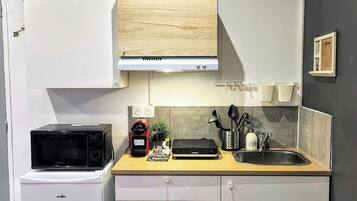 Cafetière/bouilloire, réfrigérateur, micro-ondes