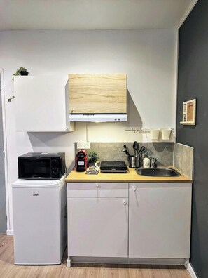 Fridge, microwave, coffee/tea maker, cookware/dishes/utensils - Bourg, spacieux studio equipe à 5 min du metro (Roubaix)