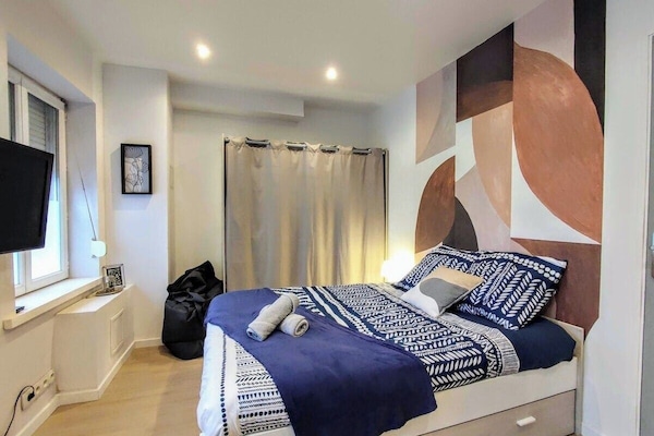 Espace couchage avec espace de rangement en dessous du lit