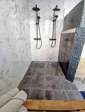 Douche, sèche-cheveux
