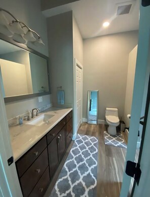 Ducha, toallas, jabón, papel higiénico