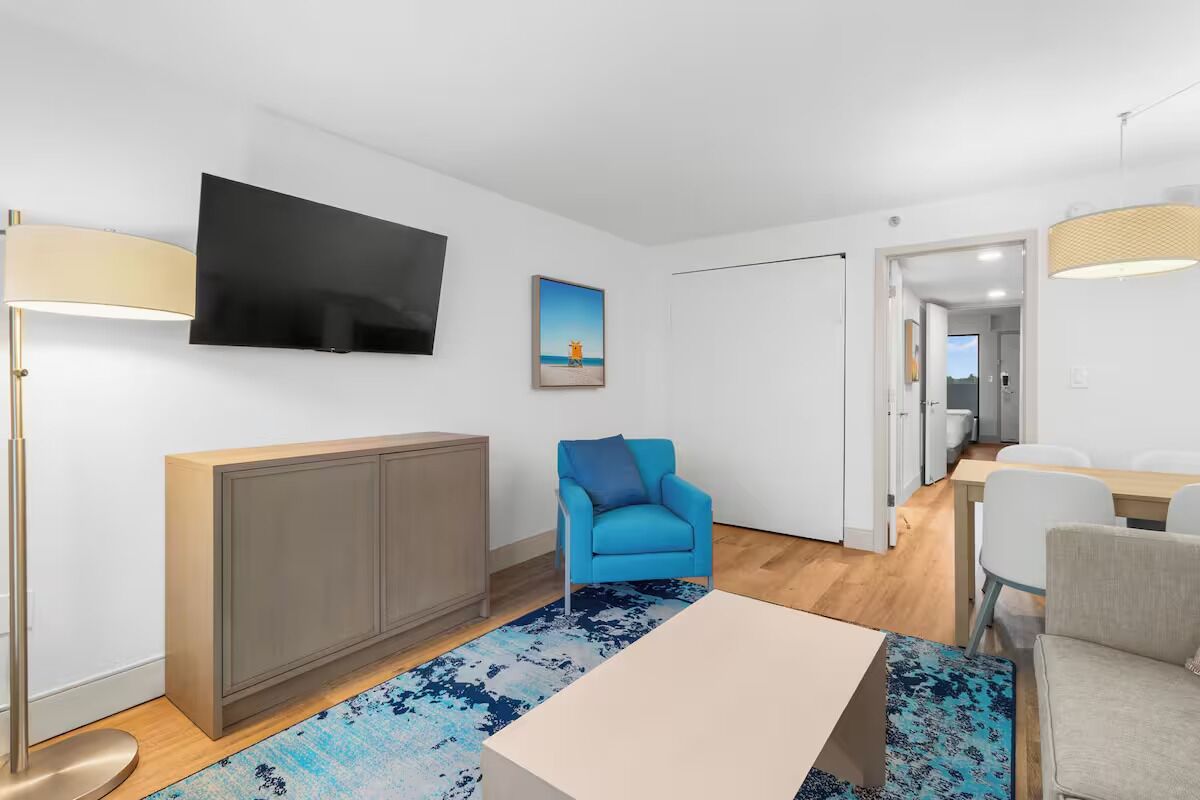 Televisión, reproductor de DVD y libros 