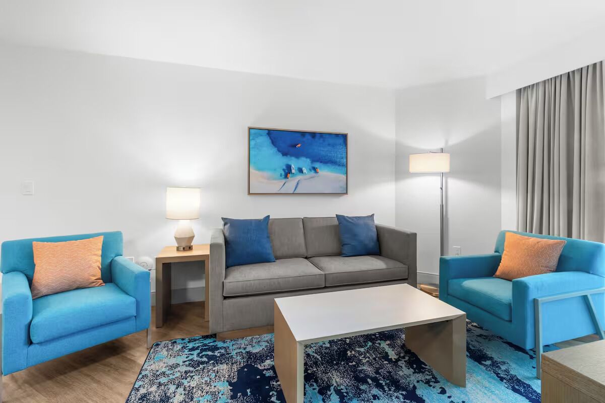 Een televisie, een dvd-speler en boeken