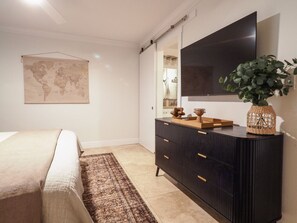 Fer et planche à repasser, lit parapluie, Wi-Fi, draps fournis