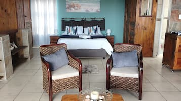 Tabla de planchar con plancha, wifi y ropa de cama