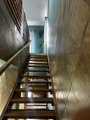 Una escalera con barandas de madera que conduce a una plataforma.