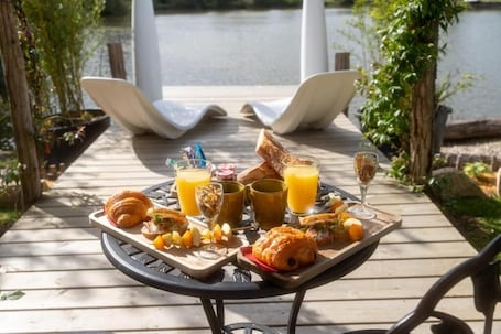 Outdoor dining. Cottage 54 Lodge & spa