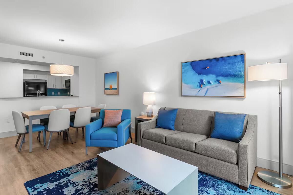 Télévision, lecteur de DVD, livres