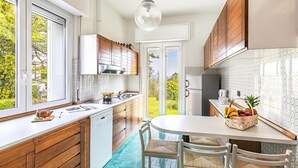 Coffee/tea maker, fridge, microwave, dishwasher - Villa Elisa with pool (Padenghe sul Garda)