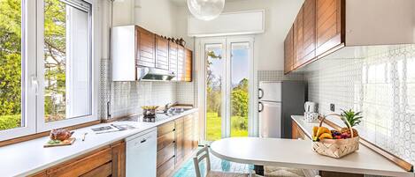 Kühlschrank, Mikrowelle, Herdplatte, Geschirrspüler