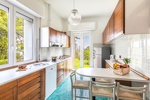 Fridge, microwave, dishwasher, coffee/tea maker