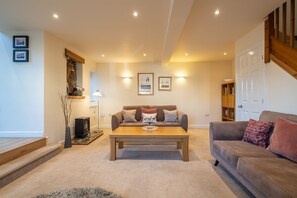 TV - Chase Cottage -  Two bedrooms with patio garden (Bowland Bridge)