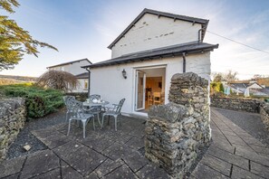 Outdoor dining - Chase Cottage -  Two bedrooms with patio garden (Bowland Bridge)