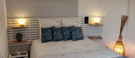 1 bedroom, desk, bed sheets, wheelchair access