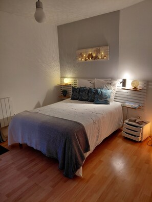 1 bedroom, desk, bed sheets, wheelchair access