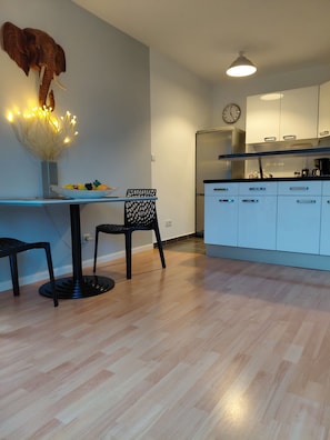 Réfrigérateur, four à micro-ondes, un four, surface de cuisson