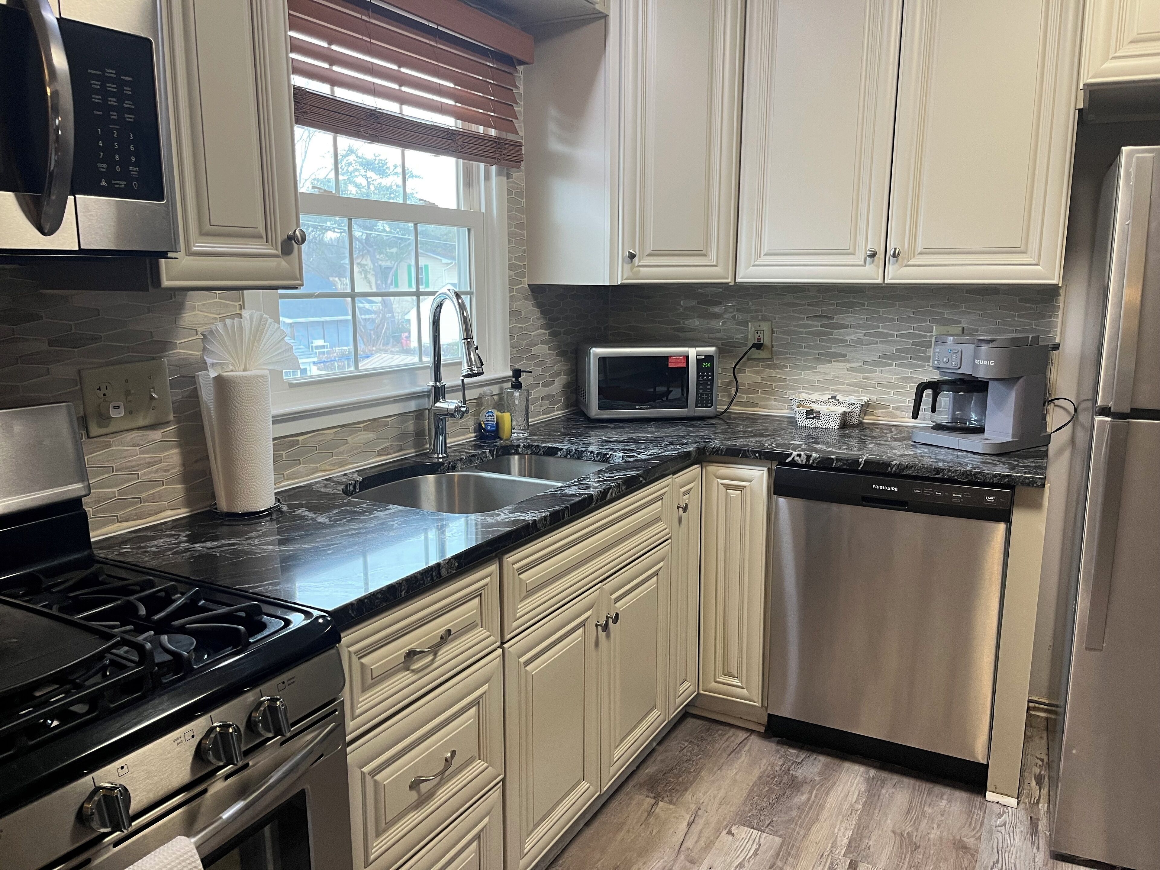 Mikrowelle, Ofen, Herdplatte, Geschirrspüler