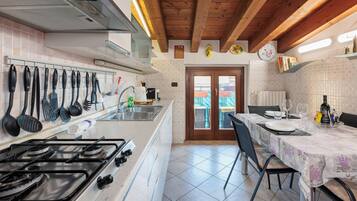 Frigorifero, microonde, forno, piano cottura