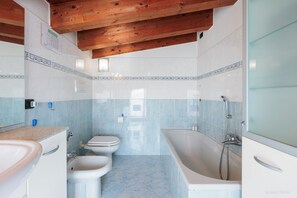 Dusche, Bidet, Handtücher