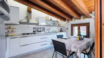 Frigorifero, microonde, forno, piano cottura