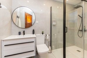 Shower, towels, toilet paper - HOME SWEET HOME : short,  simple and memorable (Vila Nova de Gaia)
