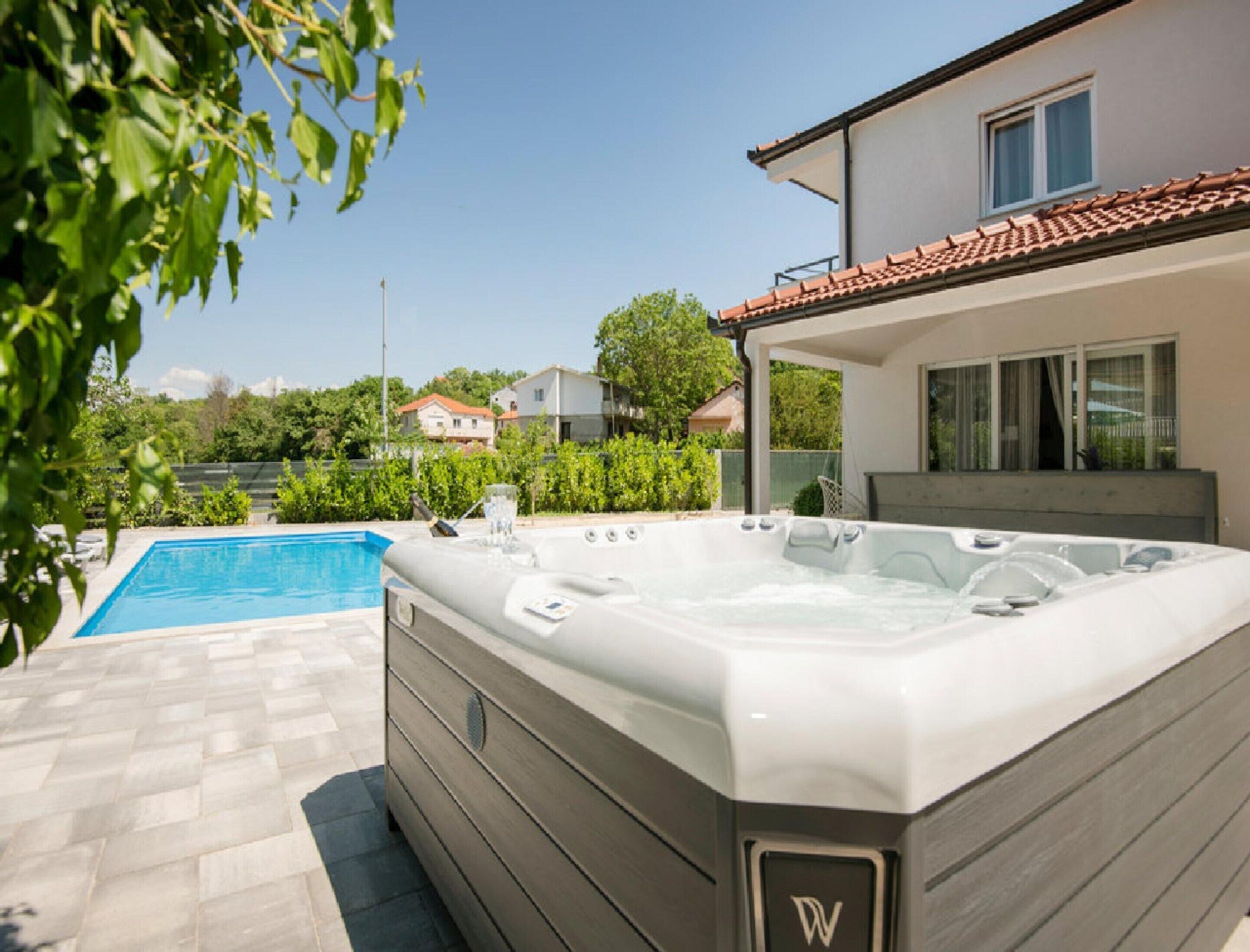 Villa | Alberca | Alberca techada y alberca al aire libre