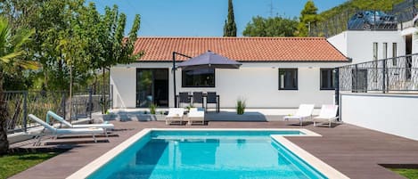 Villa | Alberca | Alberca techada y alberca al aire libre