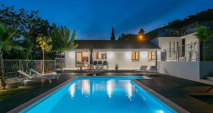 Villa Florinda With Pool Near Split