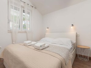 6 chambres, ameublement personnalisé, fer et planche à repasser