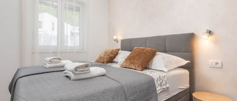 Casa | 6 habitaciones, muebles diferentes y tabla de planchar con plancha