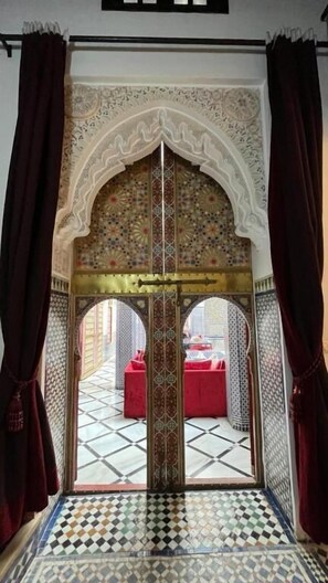 المنشأة من الداخل