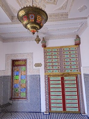 المنشأة من الداخل