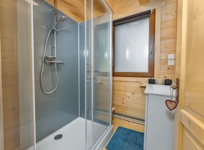 Shower, hair dryer, toilet paper - Chalet le Saint-Apo on the heights of Lac de Serre-Ponçon (Saint-Apollinaire)