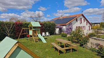 Children’s play area – outdoor