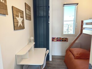 Casa Confort | Cortinas blackout, insonorización y tabla de planchar con plancha 