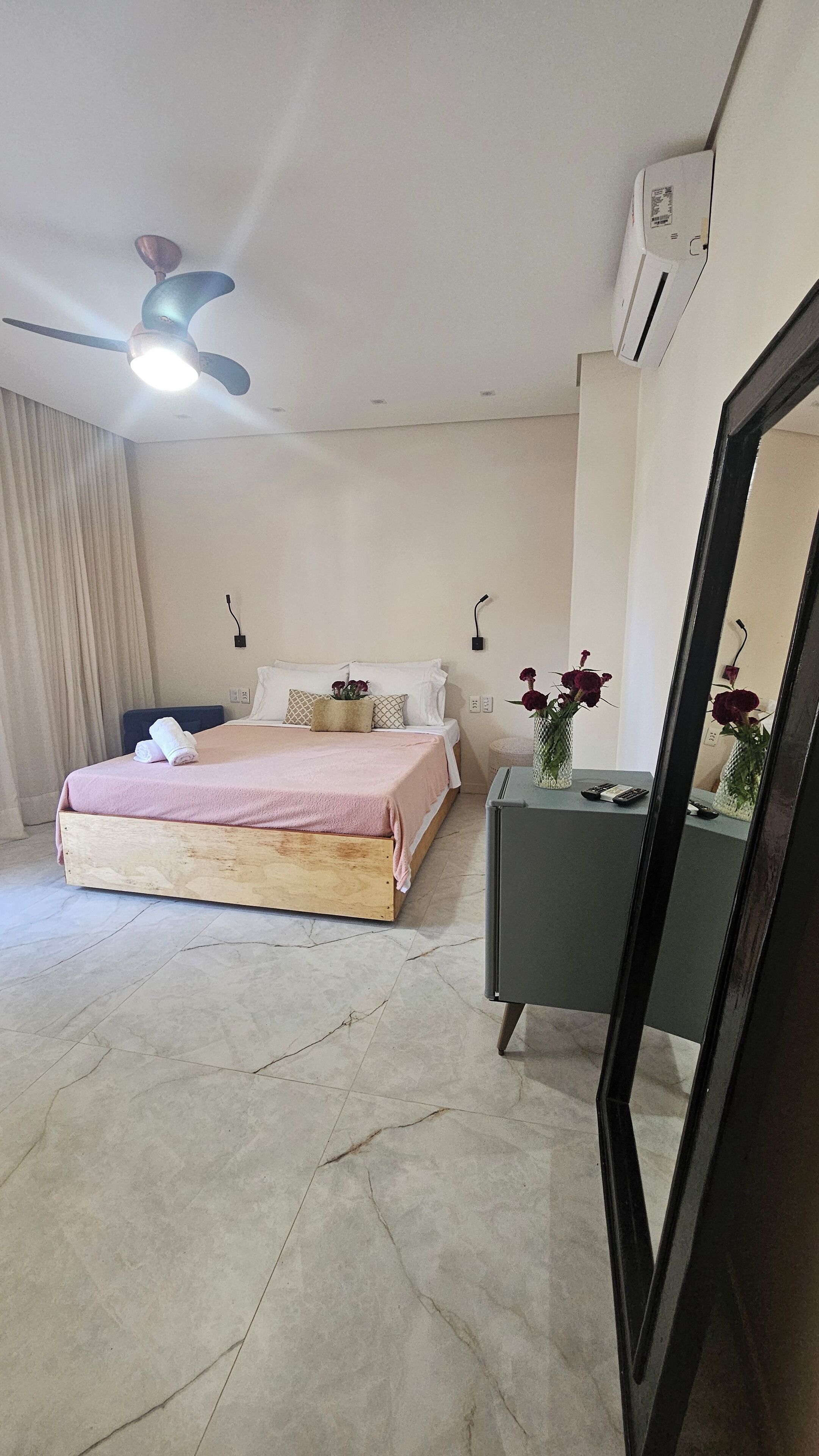 4 habitaciones, tabla de planchar con plancha, wifi y ropa de cama 