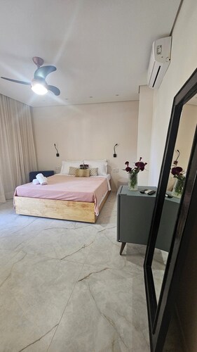 Suíte espaçosa, charmosa e segura! A 3 kilometers da praia e da rua Mucugê!