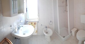 Shower, hair dryer, bidet, towels - Vacation home with pool and within walking distance to the sea (Pachino)