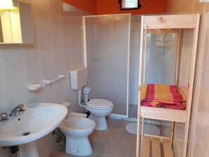 Shower, hair dryer, bidet, towels - Vacation home with pool and within walking distance to the sea (Pachino)