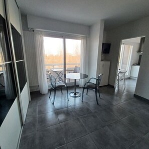 Dining - Studio with balcony and superb view (Bellerive-sur-Allier)
