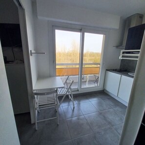 Interior - Studio with balcony and superb view (Bellerive-sur-Allier)