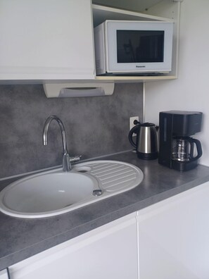 Fridge, microwave, dishwasher, coffee/tea maker - Studio with balcony and superb view (Bellerive-sur-Allier)