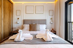 Tabla de planchar con plancha, wifi y ropa de cama