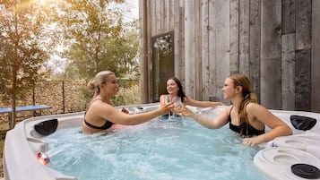 Tina de hidromasaje al aire libre