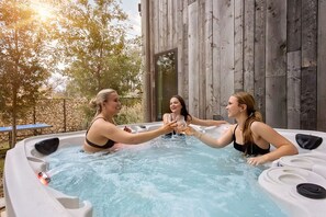 Tina de hidromasaje al aire libre