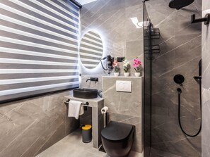 Villa | Badezimmer | Dusche, Haartrockner