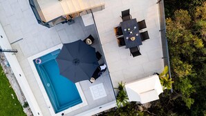 A rooftop pool with a table and chairs, surrounded by greenery. - Serene Family Villa by the Rogoznica Coast (Rogoznica)
